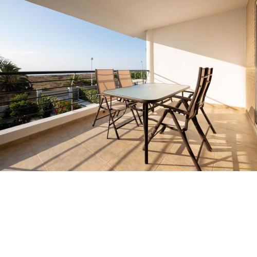 Global Properties, Adosado en primera linea de playa con vistas al mar