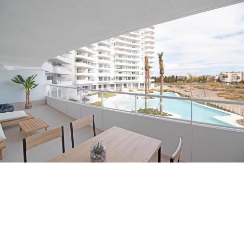 Global Properties, Apartamento con terraza y vistas a la piscina en Gran Canet