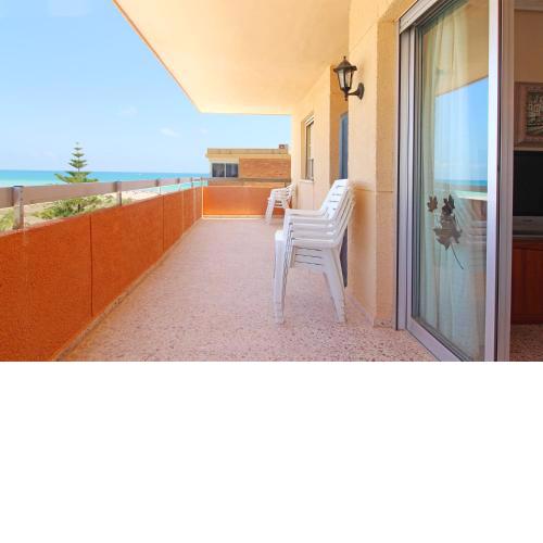 Global Properties, Apartamento con terraza y vistas a la playa