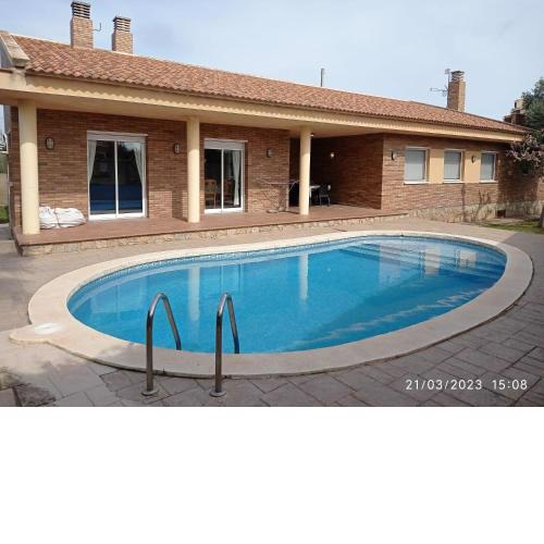 Global Villa Agustina, con piscina privada y Barbacoa en Mont-Roig