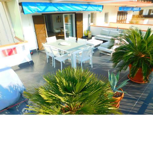 GMID IMMO Apartamento con gran terraza con vistas al mar en Roses