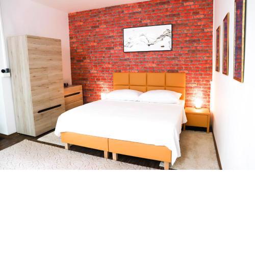 «Go West» guest rooms