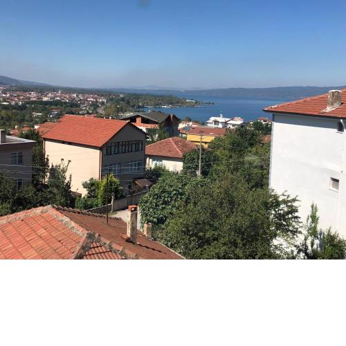 GÖL VE DAĞ MANZARALI TATİL EVİ
