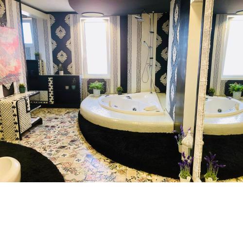 Golden Pearl - jacuzzi top center luxury apartment