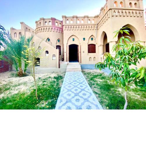 Gold's Villa