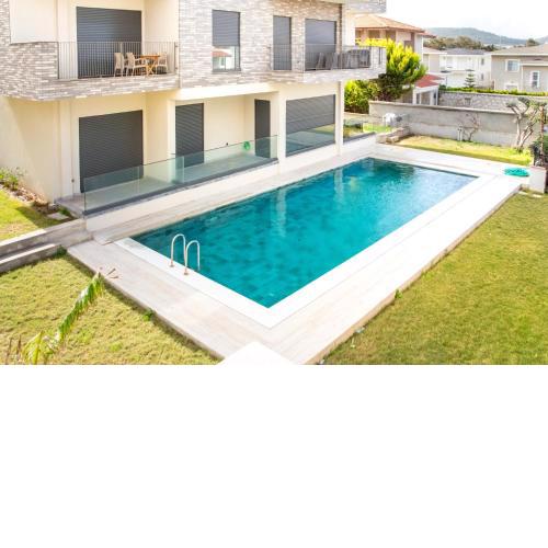 Gorgeous Apartment With Pool and Balcony In Izmir