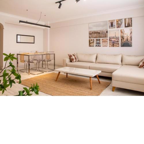 Gorgeous Flat with Balcony in Izmir Konak