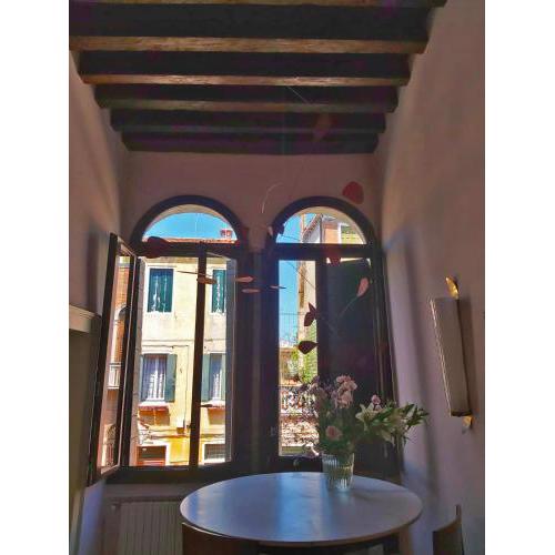GORGEOUS VENETIAN APARTMENT WITH CANAL VIEW