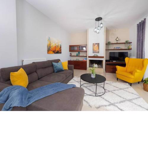 GPK Bright & Stylish 4BR - Central with Free Parking