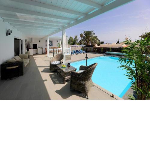 Graceful Puerto del Carmen Villa 5 bedrooms Villa Quevega Distant Sea Views