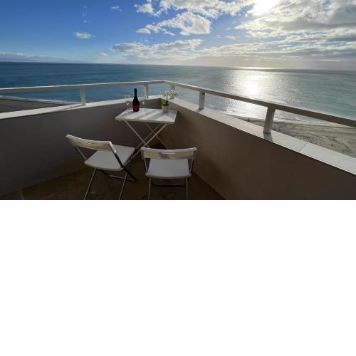 Gran apartamento en primera linea de playa en la conocida zona de Playamar en el paseo maritimo de Torremolinos Malaga