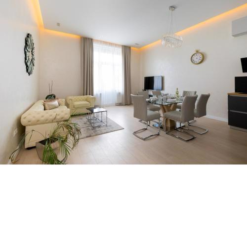 Grand Designer Dream Home in The Center w 3BR/3Bath