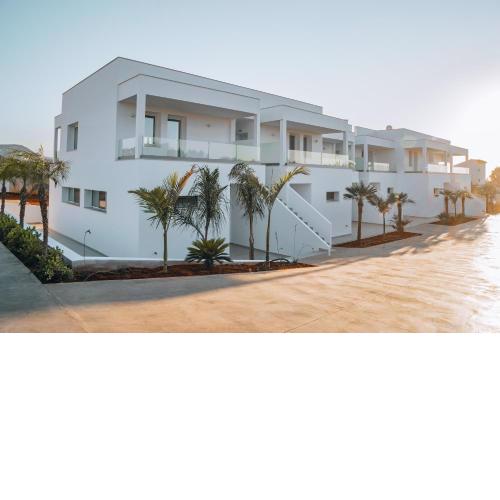 Grand White Apartments