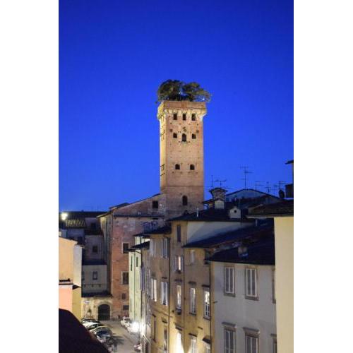 Grande Appartamento per gruppi e famiglie in centro storico a Lucca con terrazza e AC