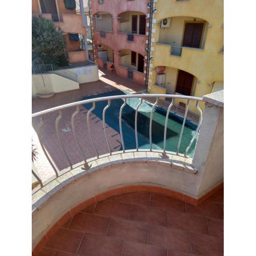 Grazioso appartamento bilocale al primo piano 3 posti letto con terrazzino. Piscina condominiale