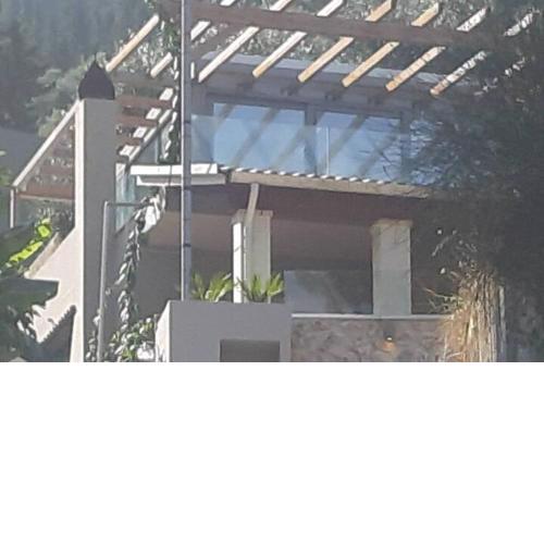 Green Rock Villa - gardens, playground and close to beach!