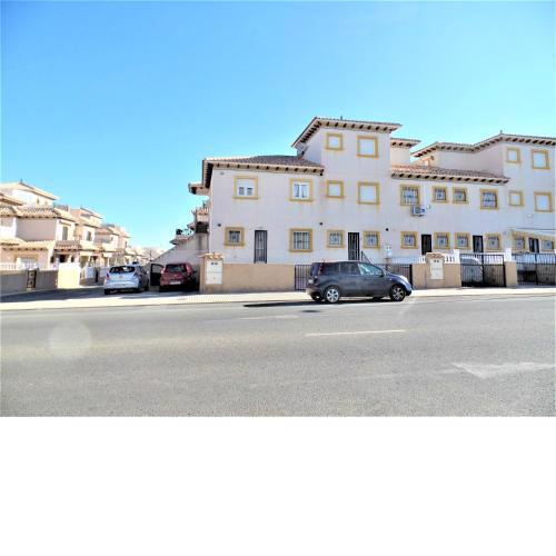 Ground Floor apartment with communal pool close to all amenities