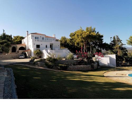 Ground-floor luxury apartment in idyllic estate!