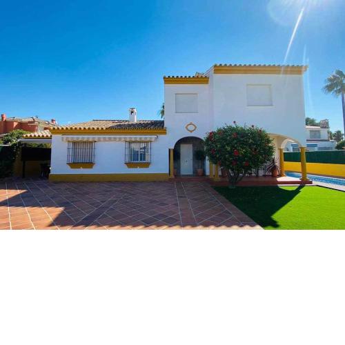 GUADALMINA Bonita Villa con piscina Playa a 800m
