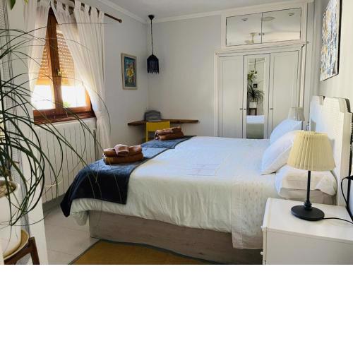 Habitación cerca de todo en casa de Emilia