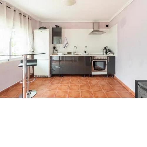 Habitación con baño y cocina privada