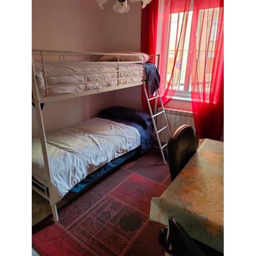 Habitación privada, luminosa y bien comunicada