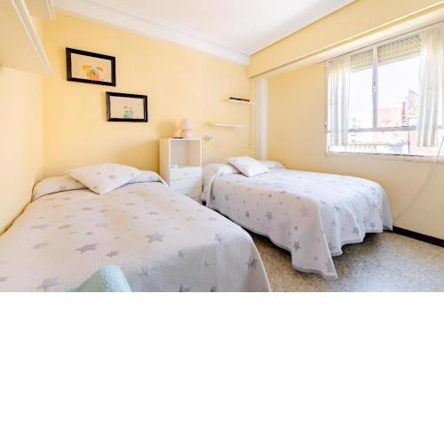 Habitación triple con aire acondicionado, cama de matrimonio y una de cuerpo y medio a kilómetro y pico de la playa