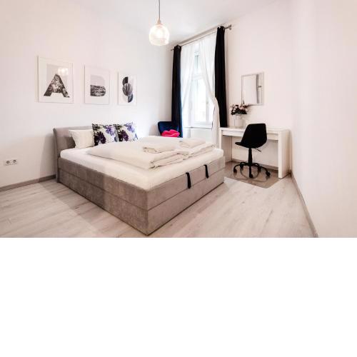 Hajos 43 Broadway Apartment