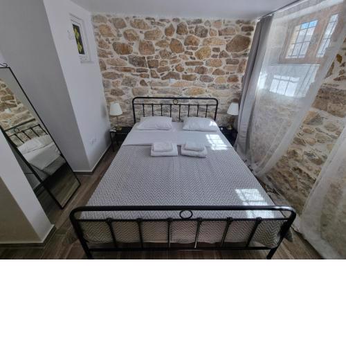 Hall Apartments & Rooms - ATH Airport