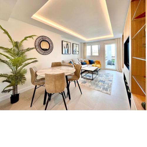 Halo - Artistic Beachside Apartment With Balcony and Pool