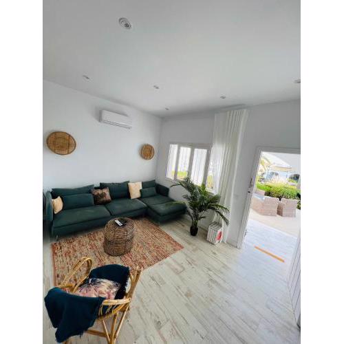 Halo - Beachside Apartment With Spacious Patio