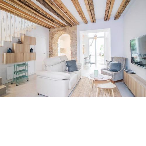 Halo - Charming Modern Townhouse Close to the Beach