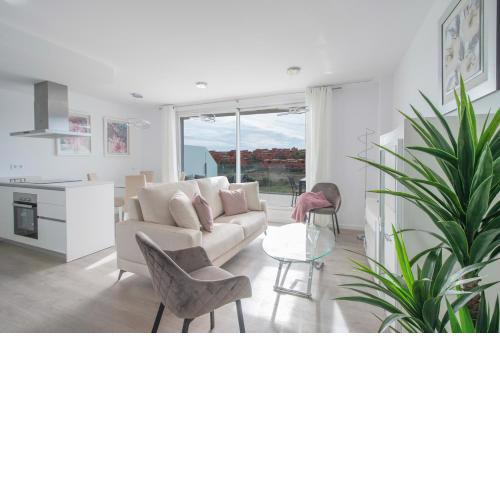 Halo - Unique and Fancy Penthouse, Steps From The Beach