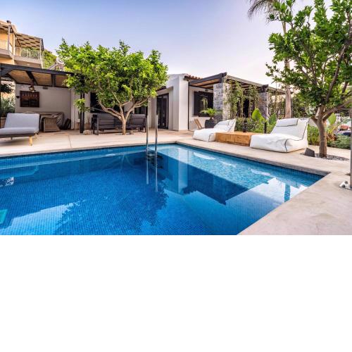 HALO Ligaria Suite 100m next to the beach with private pool