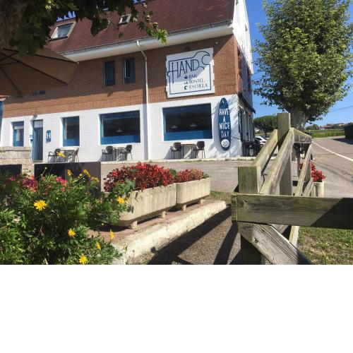 H.A.N.D Surf Hostel