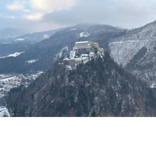 Haus Biechl mit Blick auf die Burg Hohenwerfen