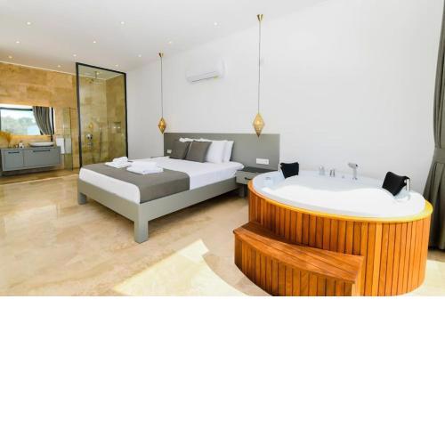 Havuz alanı korunaklı rahat minik bir villa