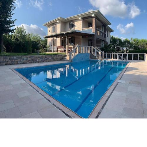 Havuzlu doğa içerisinde huzurlu villa