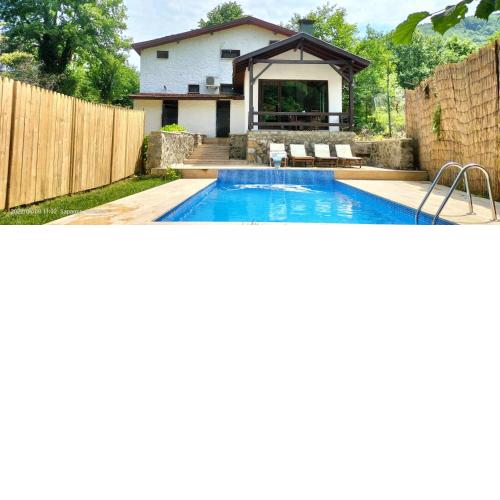 Havuzlu ve Şömineli Doğa İçinde Tam Müstakil Villa