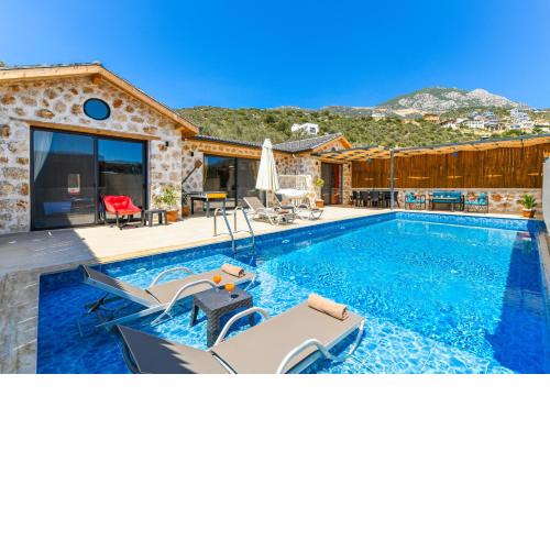 Havuzu dışarıdan görünmeyen jakuzili özel havuzlu lüks villa