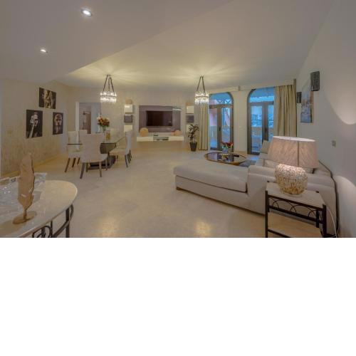 Heated Jacuzzi 2BR Apartment on Yacht view