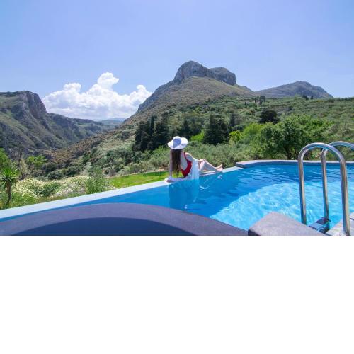 Heated Private 50sqm Ozone Salt Pool, Spa Hot Tub - Villa Rokka Luxe