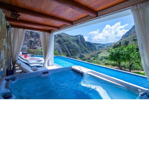 Heated Private Salt Pool, Spa, 4BD & 4BR