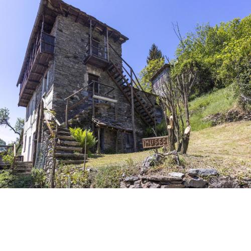 Heavenly Holiday Home in Carcente with Balcony