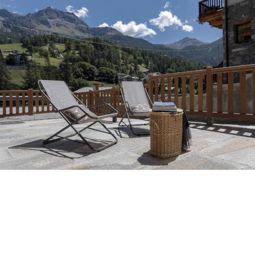 HelloChalet - Maison Orbit - spacious apartment with big terrace overlooking the mountains, garage, ski storage, boots-warmer