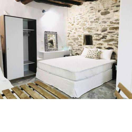 Heritage Home with Terrace in the trendy port of Naousa