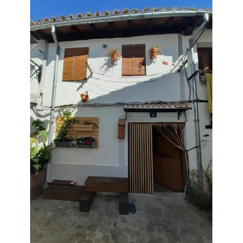 HERVÀS Y VUELVES ( la casita de la piedra )