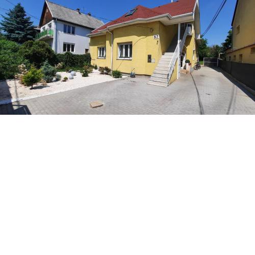 Hi-Bp Garden city Batsanyi Apartment 3 Rooms, Apartment upstairs near the city train