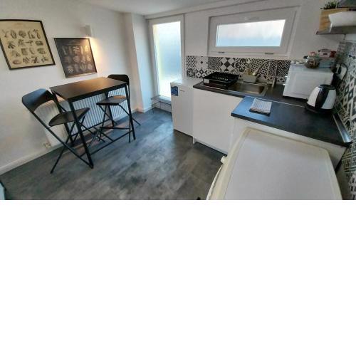 Hi-Bp Garden City Batsanyi Tiny House near the city train with FREE PARKING