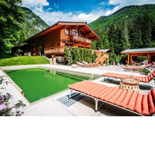 Hideway Chalet Gamsglück with pool and sauna